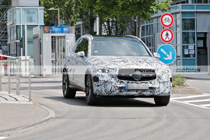 El nuevo Mercedes GLC PHEV 2023 revela nuevos detalles en fotos espía