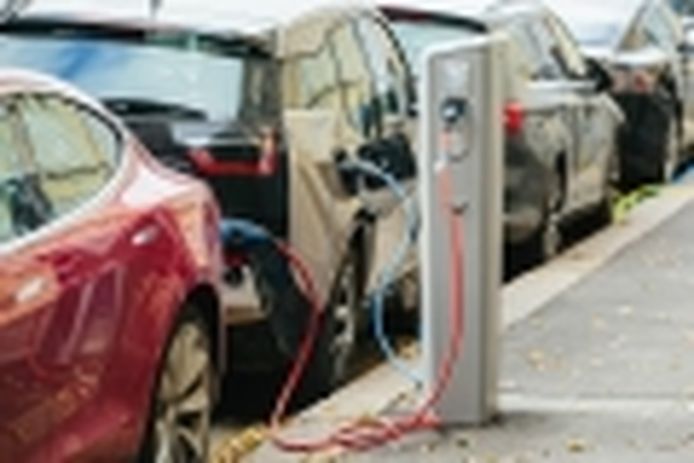 El precio de los coches eléctricos, ¿dónde ha bajado más? Análisis de la última década