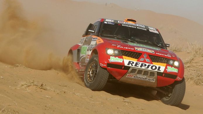 Mitsubishi mira con buenos ojos la nueva reglamentación del Dakar