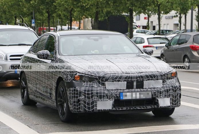 Nuevas fotos espía del BMW Serie 5 2024 revelan detalles en sus pruebas públicas