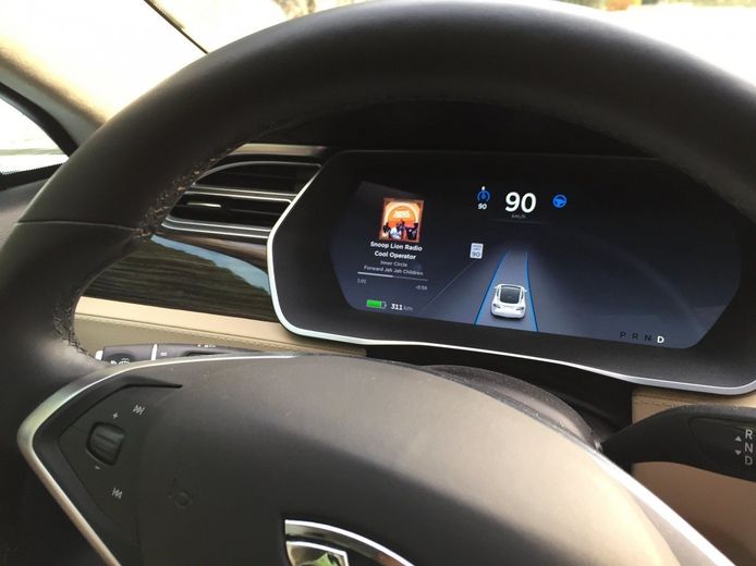 El doble filo de la conducción semiautónoma con Tesla Autopilot: distrae más a los conductores