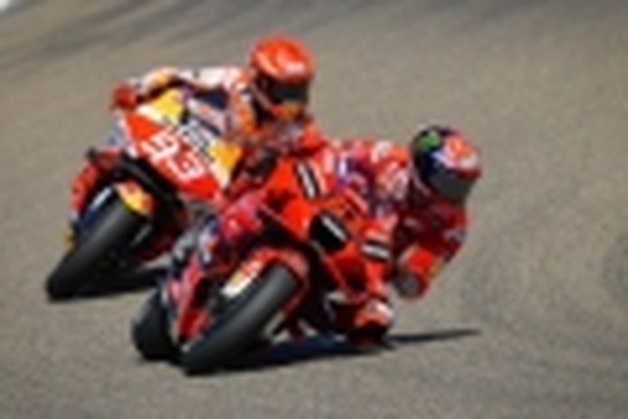 Pecco Bagnaia se doctora en MotoGP tras batir a Marc Márquez en Aragón
