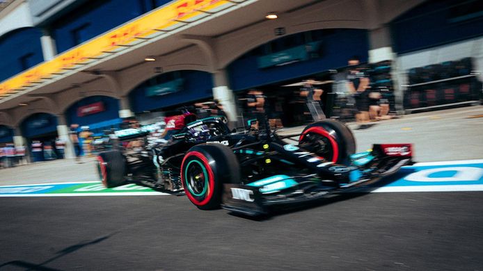 El penalizado Lewis Hamilton arranca al frente en los primeros libres en Estambul