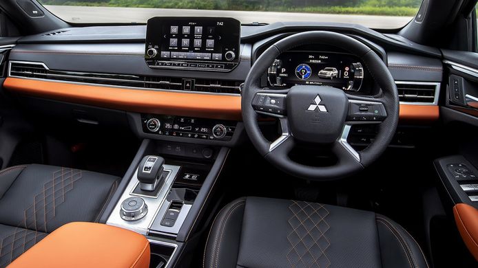 Mitsubishi Outlander PHEV 2022 - interior