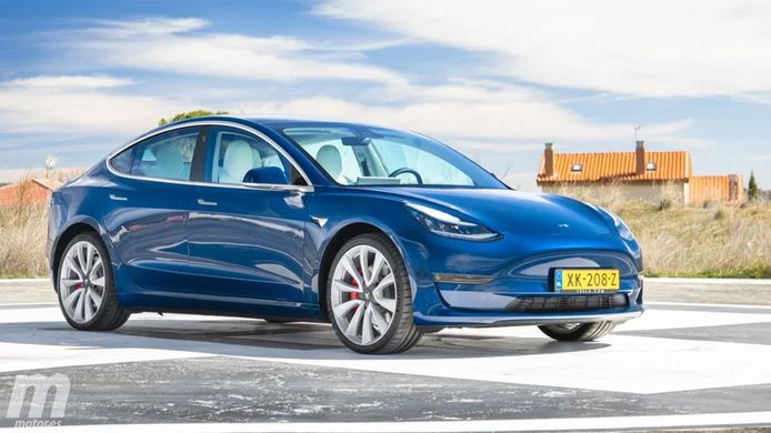 Alemania - Septiembre 2021: El Tesla Model 3 roza la victoria