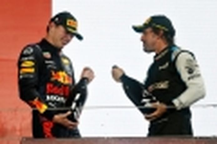 Verstappen prefiere el enfoque de Alonso al de Hamilton para su futuro