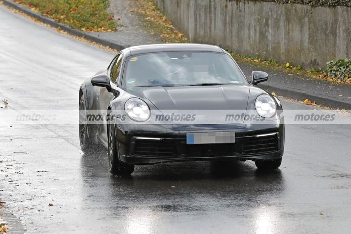 El Porsche 911 Safari 2023 posa bajo la lluvia en nuevas fotos espía