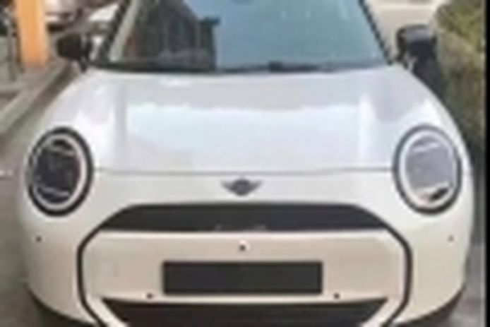 The new MINI Cooper S Electric that will arrive in 2023 appears naked in China