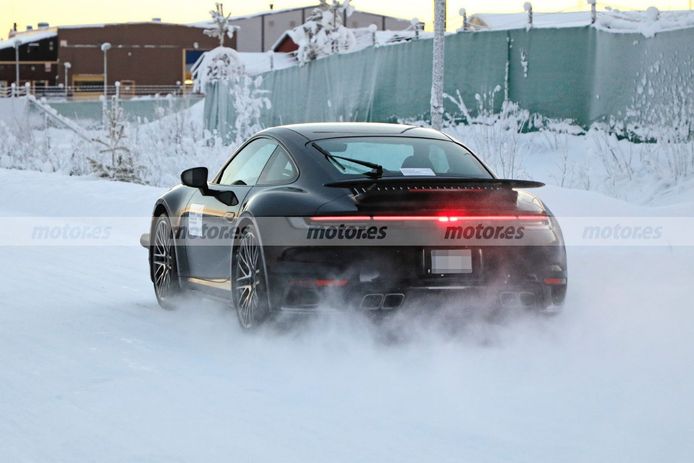 Foto espía Porsche 911 Turbo Facelift 2023 en las pruebas de invierno - exterior