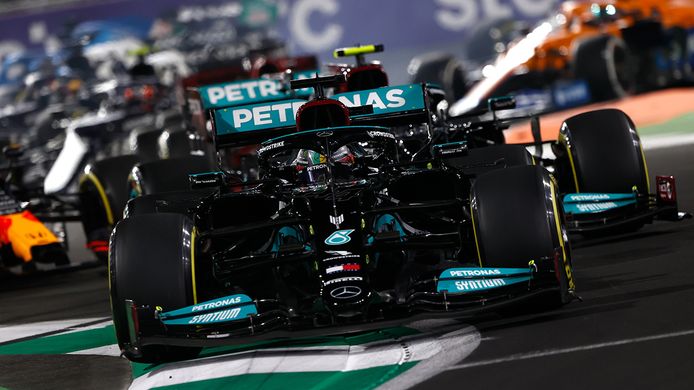 Hamilton se impone a Verstappen en la carrera más polémica del año y el Mundial se decidirá en Abu Dhabi