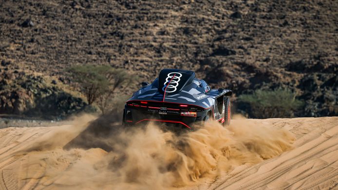 Carlos Sainz brilla en el prólogo del Dakar con el Audi RS Q e-tron