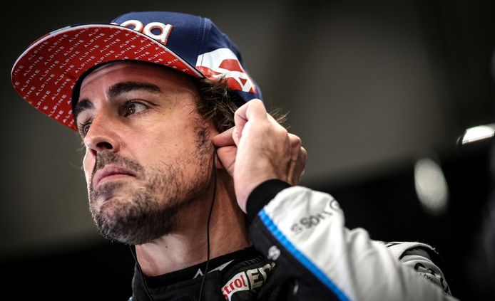 Fernando Alonso, operado con éxito de la mandíbula