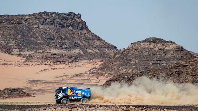 Victoria de Peterhansel y marcaje al hombre de Al-Attiyah a Loeb en Bisha