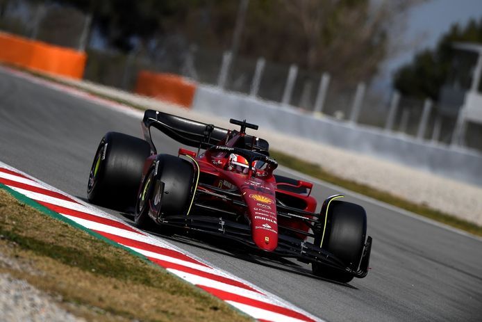 Charles Leclerc pone al frente a Ferrari en el día 2 de test en Barcelona