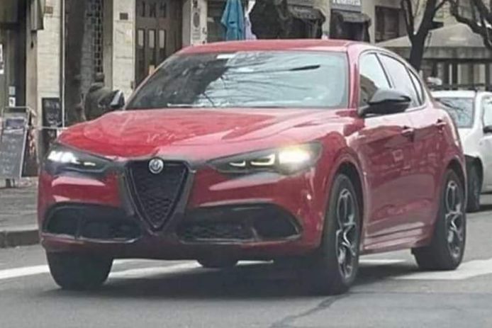 El Alfa Romeo Stelvio Facelift 2023, avistado en una foto espía en Italia
