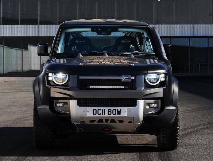 Bowler presenta el Land Rover Bond Defender exclusivo para competición