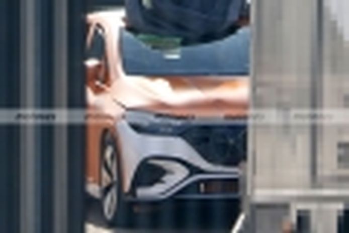 Novi Mercedes EQE SUV 2023 razkriva svoj dizajn na edinstvenih vohunskih fotografijah