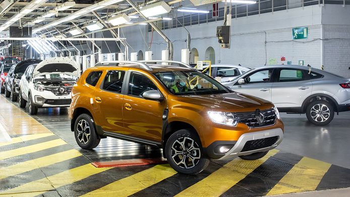 Renault deja de fabricar coches en Rusia y estudia vender su participación en AvtoVAZ