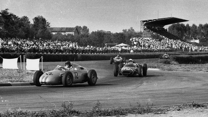 Dan Gurney por delante del ganador, Stirling Moss, y de John Surtees, en 1961