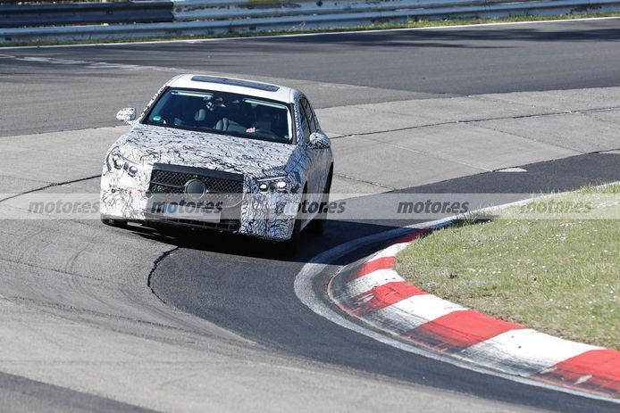 Dos prototipos del nuevo Mercedes Clase E AMG Line 2023 se dejan ver en Nürburgring
