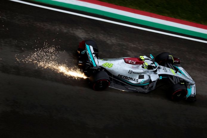 Mercedes toca fondo; Hamilton y Wolff, hundidos tras la humillación del Sprint