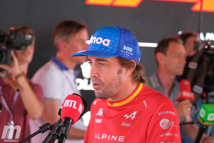 Alonso libra la sanción por sus críticas a la FIA tras reunirse con Sulayem