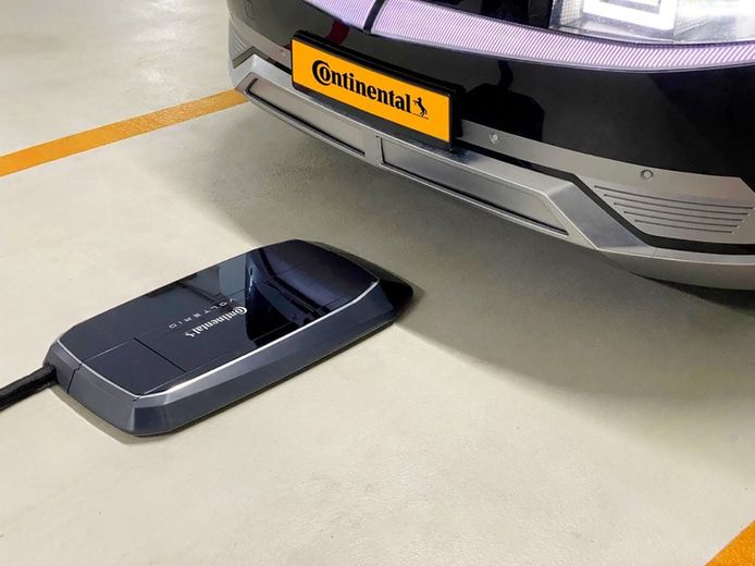 El interesante robot de Continental para cargar coches eléctricos llega en 2024