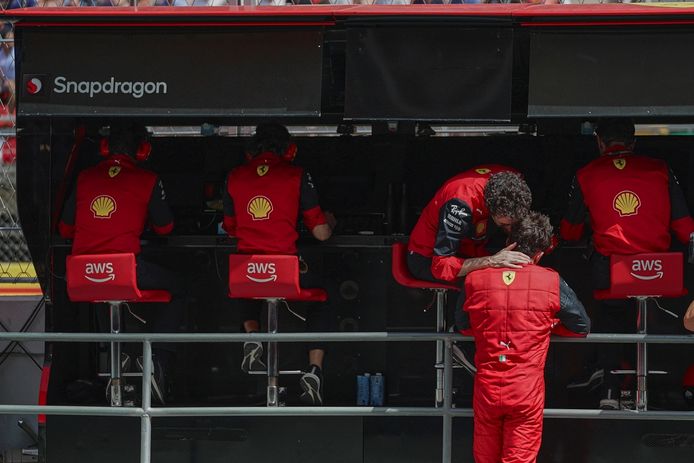Ferrari sugiere que un error humano motivó la rotura del motor de Leclerc