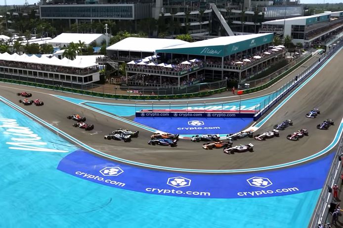 ‘Ratón colorao’ Alonso: así aprovechó el Drivers Parade para su fulminante salida
