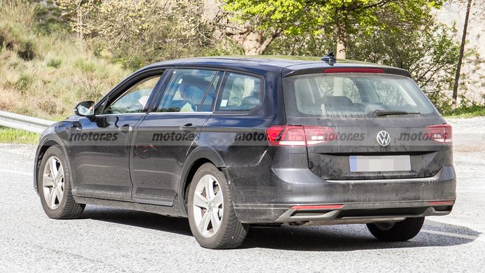 Volkswagen Passat Variant eHybrid - foto espía posterior