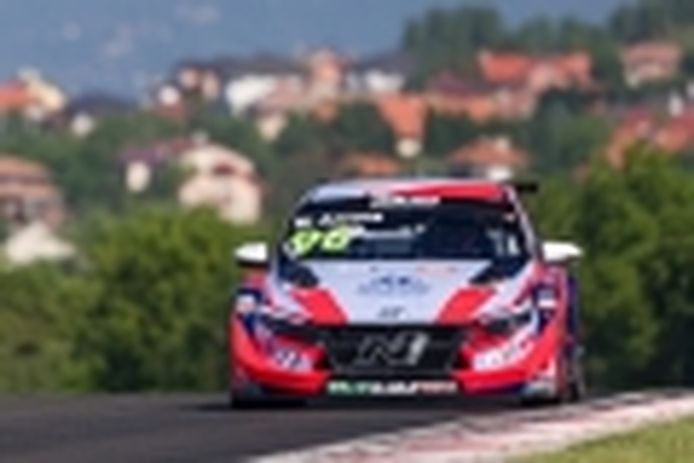 Mikel Azcona brilla en Hungría y conquista su primera pole con Hyundai en el WTCR
