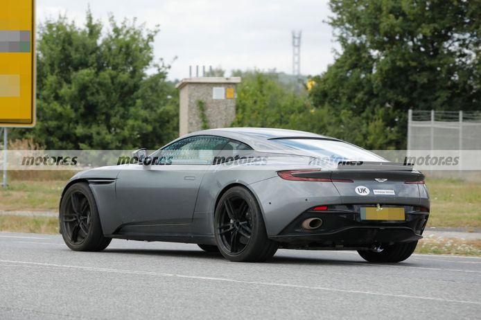 Fotos espía mula Aston Martin DB11 2024