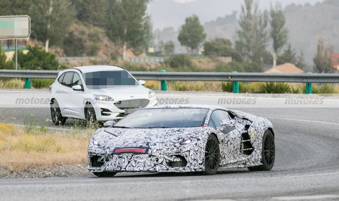 El sucesor del Lamborghini Aventador, sorprendido en fotos espía fuera de circuitos