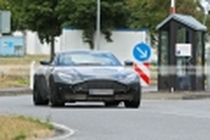 El Aston Martin DB11 2024 se deja ver en fotos espía con una primeriza mula