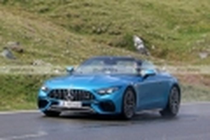 The new Mercedes-AMG SL 53 PHEV moves its demanding tests to the Alps