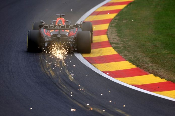Verstappen prepara su remontada en Spa aplastando en los segundos libres