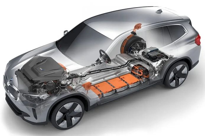 Baterías insertadas en el chasis de un BMW iX3.