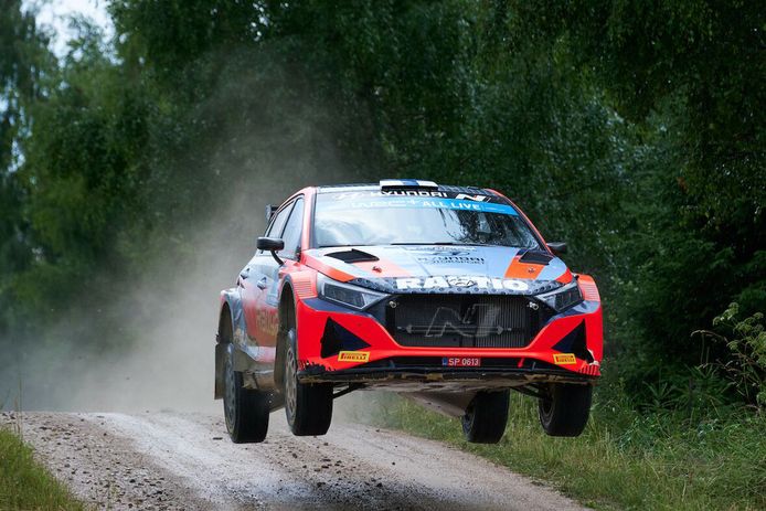 Los líderes de WRC2 ceden el testigo a sus rivales en el Rally de Finlandia