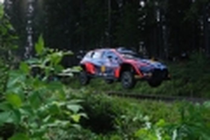 Ott Tänak empieza con fuerza la primera etapa del Rally de Finlandia