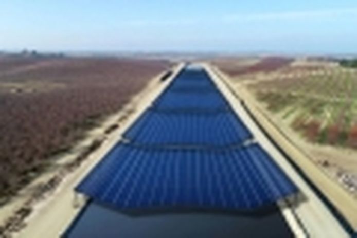 Cubrir canales de riego con paneles solares es una gran idea y no solo para producir energía