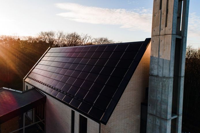 Este es el primer tejado solar del mundo (y sale más barato que una instalación fotovoltaica)