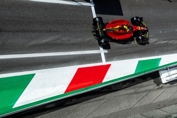 Carlos Sainz toma las riendas de los libres 2 y mantiene a Ferrari por delante