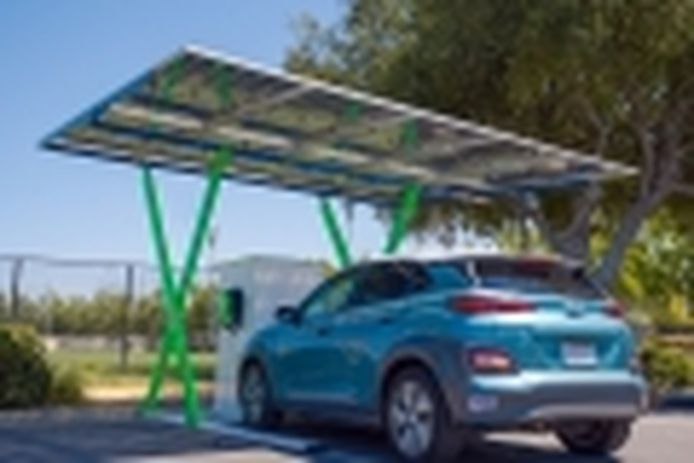 Este cargador solar para coches eléctricos va sin conexión a red y se instala en 4 horas