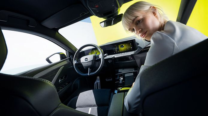 Opel Astra GSe 2023 - interior