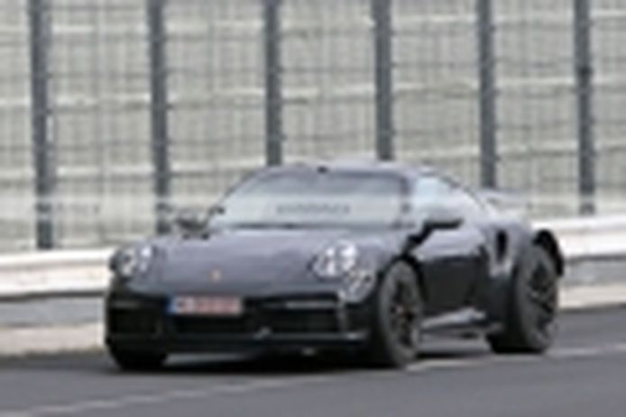 Una desconocida mula basada en el Porsche 911 Turbo sorprende en Nürburgring