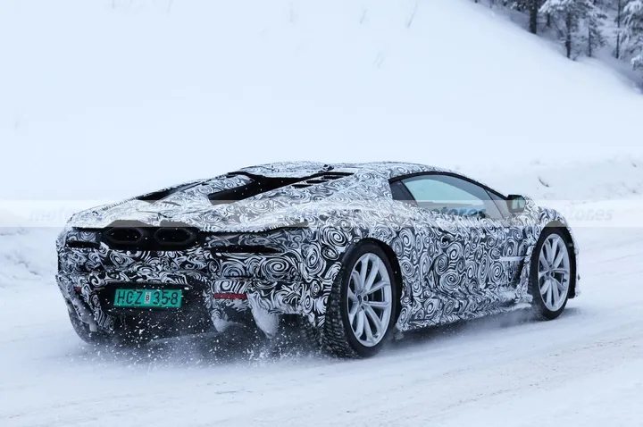 El sucesor del Lamborghini Aventador llega a las pruebas de invierno más  destapado