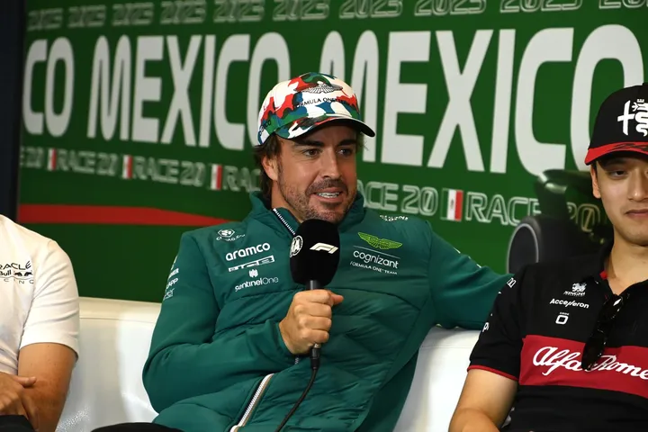 A subasta el mono con el que Fernando Alonso consiguió su podio 100 en  Fórmula 1