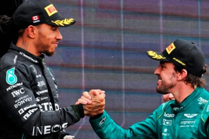 Fernando Alonso se 'pica' con Lewis Hamilton: «Él es inteligente, pero yo...»