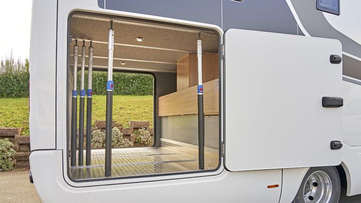 Interior de Phoenix Top Liner 9000 BMLX con lujosos acabados