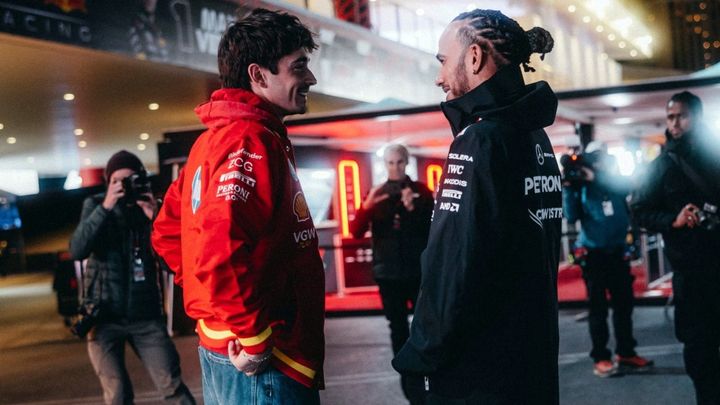 Lewis Hamilton se une a Ferrari en 2025, marcando uno de los grandes fichajes.